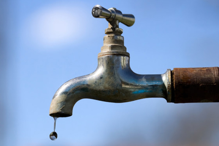Privatización de AySA: Milei habilita los cortes de agua por falta de pago